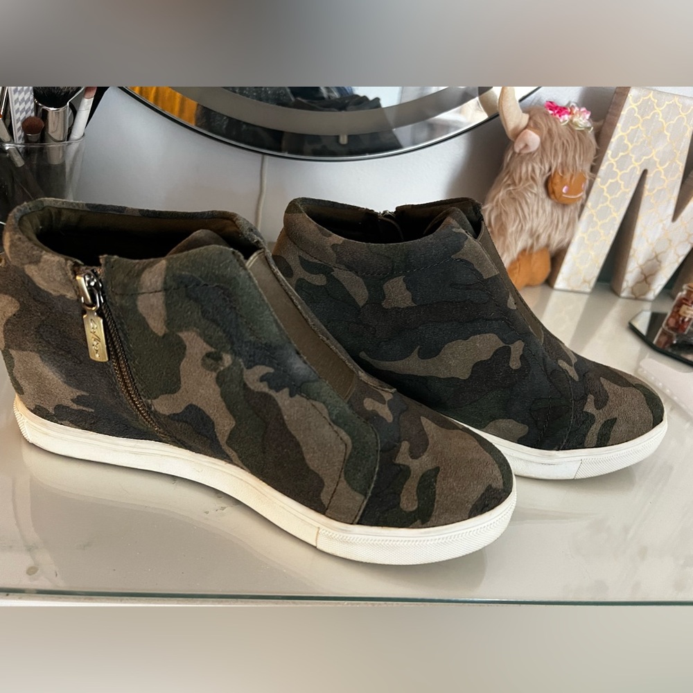 Army fatigue print shoes